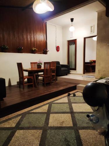 - un salon avec une table et un canapé dans l'établissement Private house, à Ubud