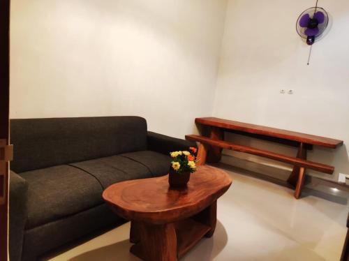 - un salon avec un canapé et une table dans l'établissement Private house, à Ubud