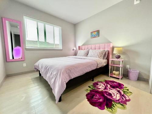 1 dormitorio con 1 cama grande con flores púrpuras en el suelo en Brand new Apartment with Extra Sofa Bed, air conditioning, 15 mins to Alki Beach and Downtown Seattle and 19 mins to SeaTac Airport, en Seattle