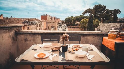 un tavolo con prodotti per la colazione su un balcone di arco augusto a Fano