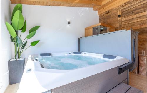 eine große Badewanne im Bad mit Holzwänden in der Unterkunft Beautiful Home In Barlete With Wifi 