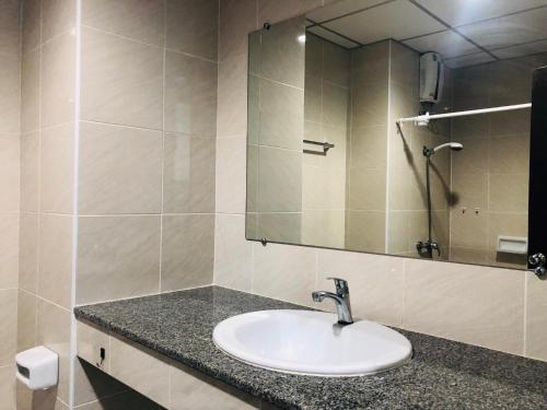 芭達雅南區的住宿－維尤塔里海濱ND公寓，一间带水槽和镜子的浴室