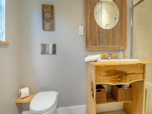 uma casa de banho com um lavatório de madeira e um espelho em Stillwater em Rockland Saint Peter