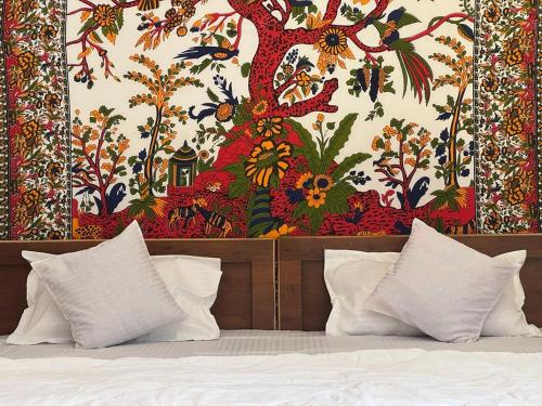 Postel nebo postele na pokoji v ubytování Hotel Pushkar Golden Haveli