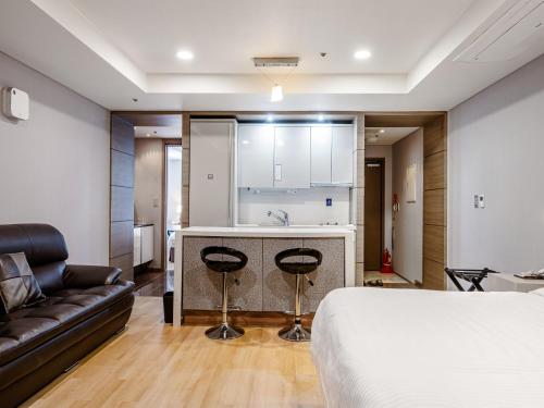 Postel nebo postele na pokoji v ubytování Haeundae Seacloud Hotel Residence