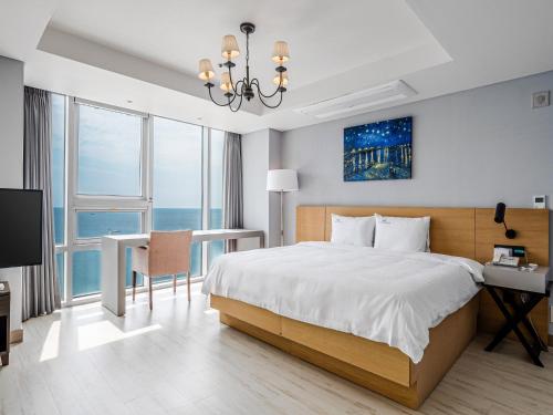 Postel nebo postele na pokoji v ubytování Haeundae Seacloud Hotel Residence