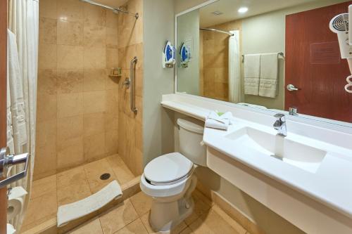 Bilik mandi di City Express by Marriott Ciudad Juárez