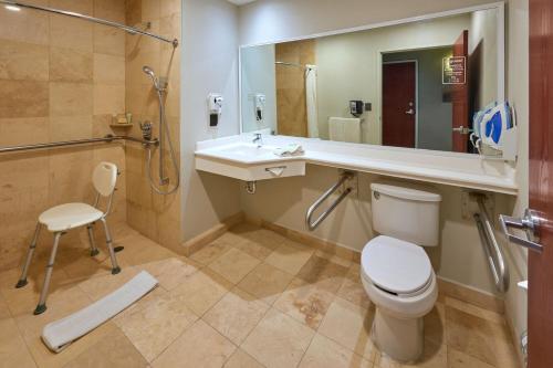 La salle de bains est pourvue de toilettes, d'un lavabo et d'une douche. dans l'établissement City Express by Marriott Ciudad Juárez, à Ciudad Juárez