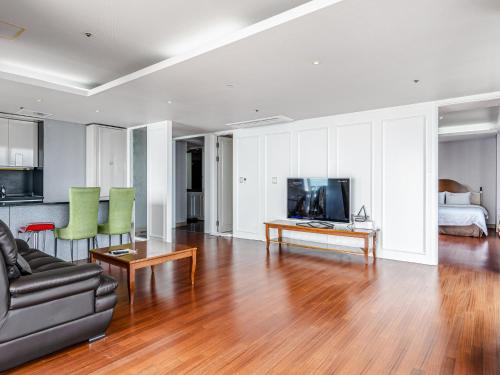 TV a/nebo společenská místnost v ubytování Haeundae Seacloud Hotel Residence
