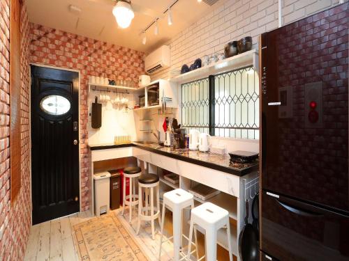 cocina con encimera y taburetes en una habitación en LIFT IN HAKUBA GORYU - Vacation STAY 71289v, en Iida