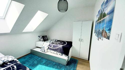 ein kleines Schlafzimmer mit einem Bett und einem Fenster in der Unterkunft Ahoy Relax Apartmán Ocean in Nesvady