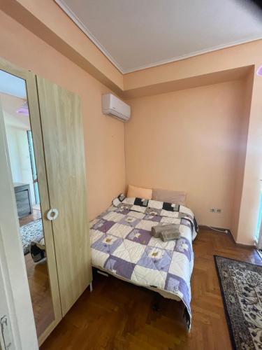 Giường trong phòng chung tại Acropolis view 3 shared room