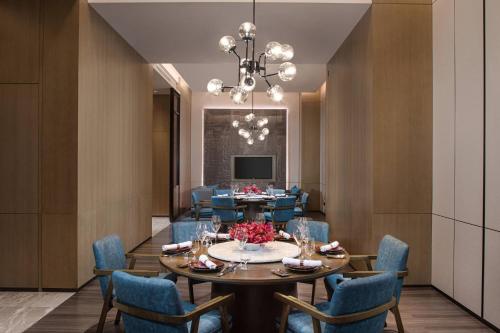 Televisyen dan/atau pusat hiburan di Courtyard by Marriott Chengdu South