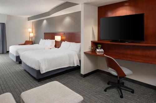Courtyard Mankato Hotel & Event Centerにあるベッド