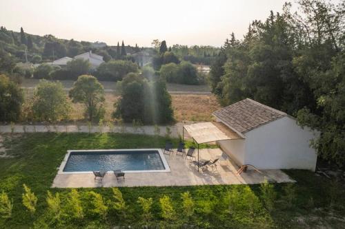 una vista aérea de un patio trasero con piscina en Gites notre dame du château, en Saint-Étienne-du-Grès