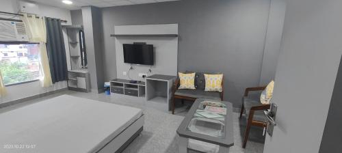 Habitación hospitalaria con cama y TV en Hotel Karan, en Kathua