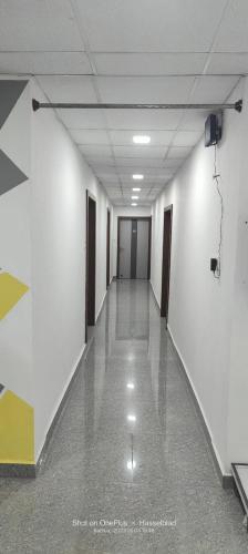 un corridoio vuoto con pareti bianche e un soffitto di Hotel Karan a Kathua
