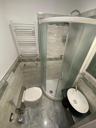 uma casa de banho com um WC, um lavatório e um chuveiro em rolando 20B em Génova