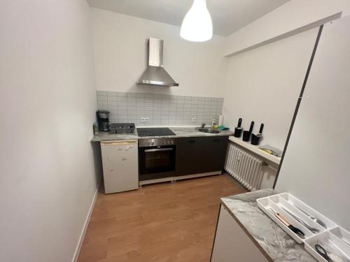 een keuken met een wastafel en een fornuis top oven bij 2,5 Räume 4 Einzelbetten in Krefeld