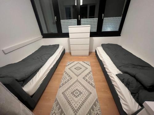 een slaapkamer met 2 bedden en een raam bij 2,5 Räume 4 Einzelbetten in Krefeld