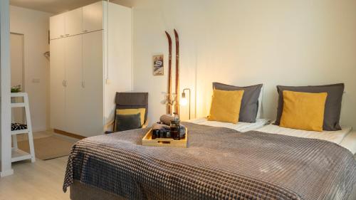 een slaapkamer met een groot bed met gele kussens bij Rovaniemi, cozy studio near the city center in Rovaniemi