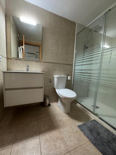 ロザスにあるMarina 2のバスルーム(トイレ、ガラス張りのシャワー付)