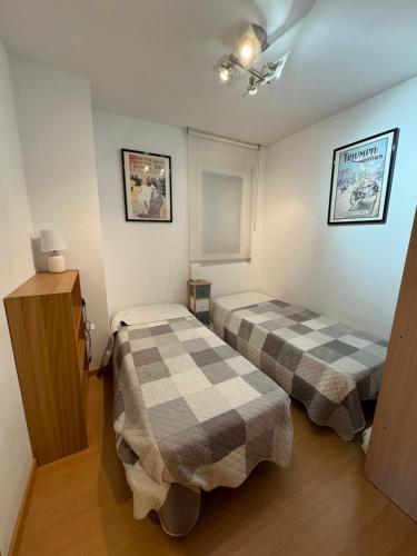 una habitación con dos camas en una habitación en Marina 2, en Roses