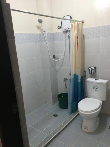 La salle de bains est pourvue d'une douche et de toilettes. dans l'établissement AGB Anchorage Inn, studio room - 2 single beds, à Manille