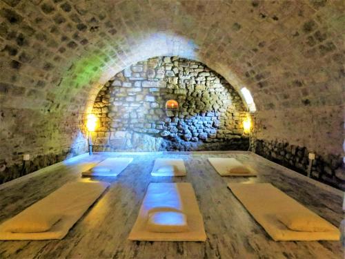 um quarto com uma mesa num túnel de pedra em La Casa Mágica em Villatuerta