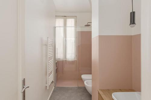Central and Glamour home! في ميلانو: حمام ابيض مع مرحاض ومغسلة