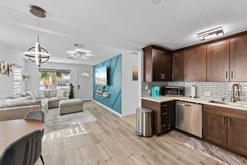 uma cozinha aberta e sala de estar numa casa em New!Palm Springs Windmill Villa-Pool/Spa/Golf/View em North Palm Springs