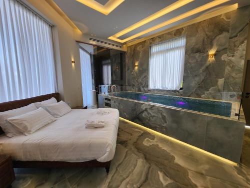um quarto de hotel com uma cama e uma banheira em תבל PRIVATE HOTEL em Jerusalém
