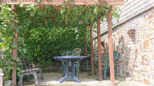 a pergola with a table and chairs in a garden at Monteur - Ferienwohnung Gönnern für 1 Person in Gönnern