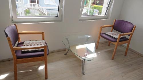 a room with two chairs and a glass table at Monteur - Ferienwohnung Gönnern für 1 Person in Gönnern