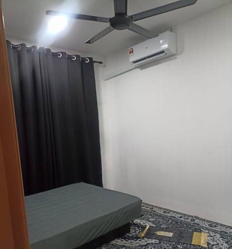 una camera da letto con tenda nera e ventilatore a soffitto di MinAn Homestay Gua Musang (no tv no wifi) a Gua Musang
