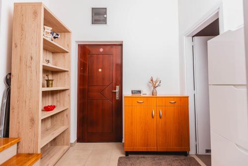 cocina con puerta de madera y armario de madera en Apartman Kalvarija, en Belgrado