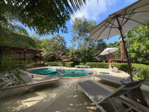 Bazén v ubytování Siam Lanta Resort - SHA Extra Plus nebo v jeho okolí