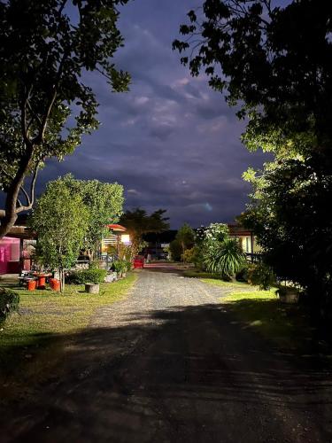 a dirt road with trees on the side of it at แป๊ะชวนชิมรีสอร์ท สาขา 2 in Sirindhorn