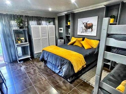 ein Schlafzimmer mit einem Bett mit gelben Kissen in der Unterkunft Starlight Stay in Groblersdal