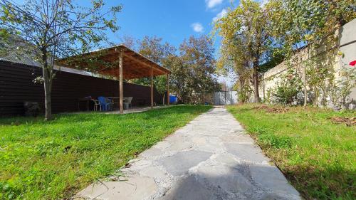 un camino que conduce a una casa con un pabellón en Soft Villa, en Gabala