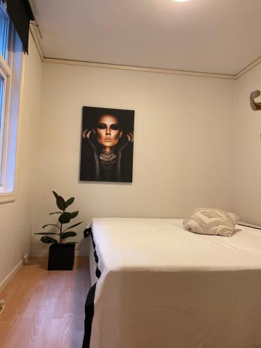 een slaapkamer met een bed met een foto aan de muur bij Cosy apartment in city centre in Bergen