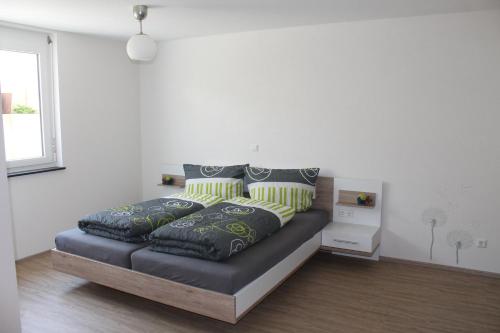 een slaapkamer met een bed met kussens erop bij Ferienwohnung Pusteblume in Rheinhausen