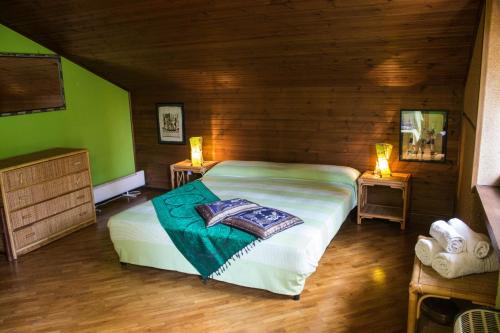 ein Schlafzimmer mit einem großen Bett in einem Holzzimmer in der Unterkunft B&B Pian Savin in Giaveno