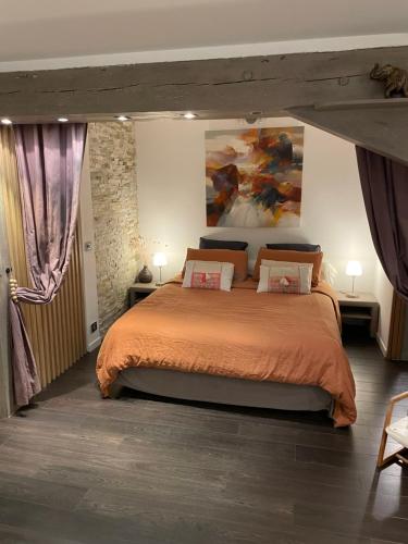 una camera da letto con un grande letto con due cuscini di Appartement Loft Cannes a Cannes