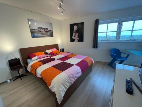 IlpendamにあるZelfstandig appartement - 10 minuten tot Amsterdamのベッドルーム1室(ベッド1台、デスク、コンピュータ付)