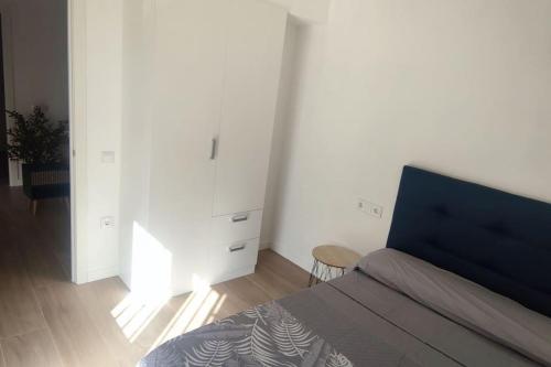 1 dormitorio blanco con 1 cama y armario blanco en Apartamento 4 habitaciones 2 baños Ciudad de las Ciencias VT-55209-V, en Valencia