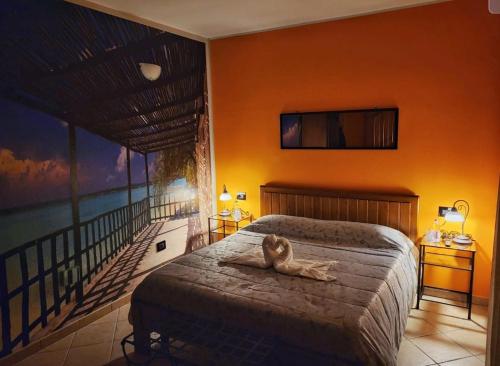 una camera da letto con un cane steso su un letto di Karingo House a Fratta Polesine