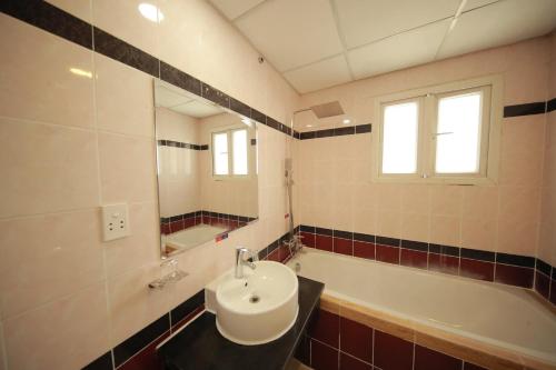 a bathroom with a sink and a bath tub at PHÚ GIA BÙI VIỆN HOTEl in Ho Chi Minh City