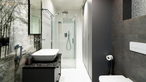 a bathroom with a sink and a shower at Wonder Home - Apartament Dolce Vita blisko tras rowerowych Single Track i kolei gondolowej in Świeradów-Zdrój