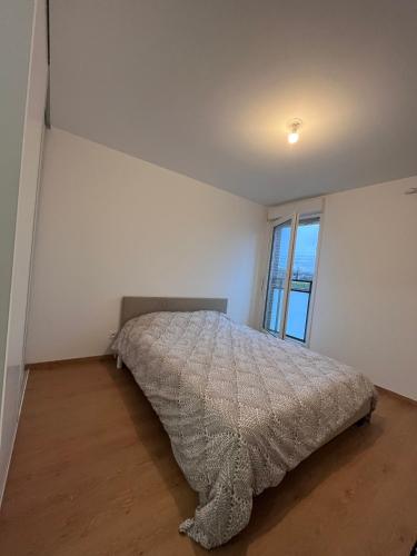 1 dormitorio con cama y ventana grande en Apt à coté d'aeroport orly avec parking, en Athis-Mons